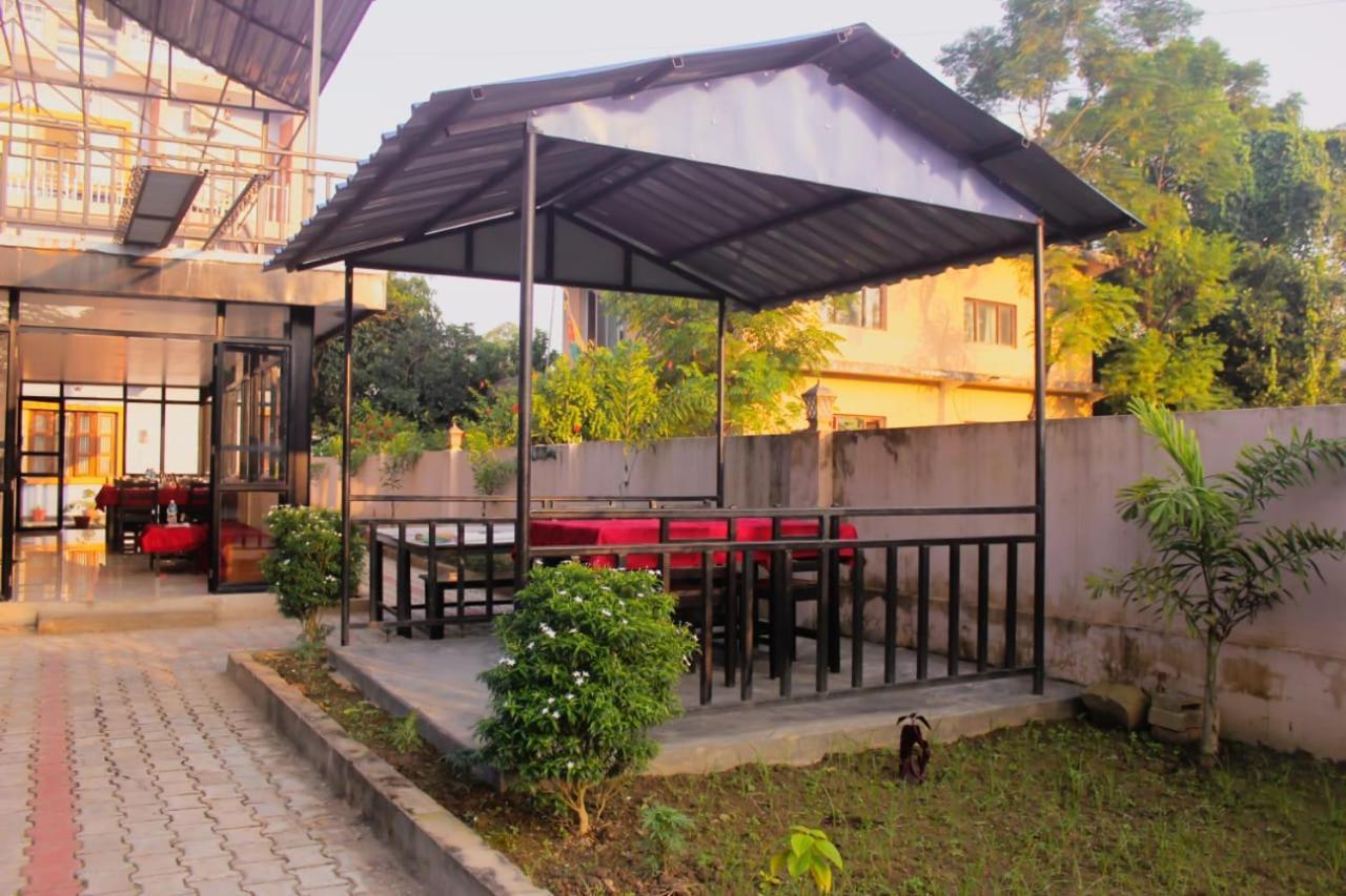 Hotel Flycatcher Chitwan- A Jungle Safari Home Sauraha Exteriér fotografie