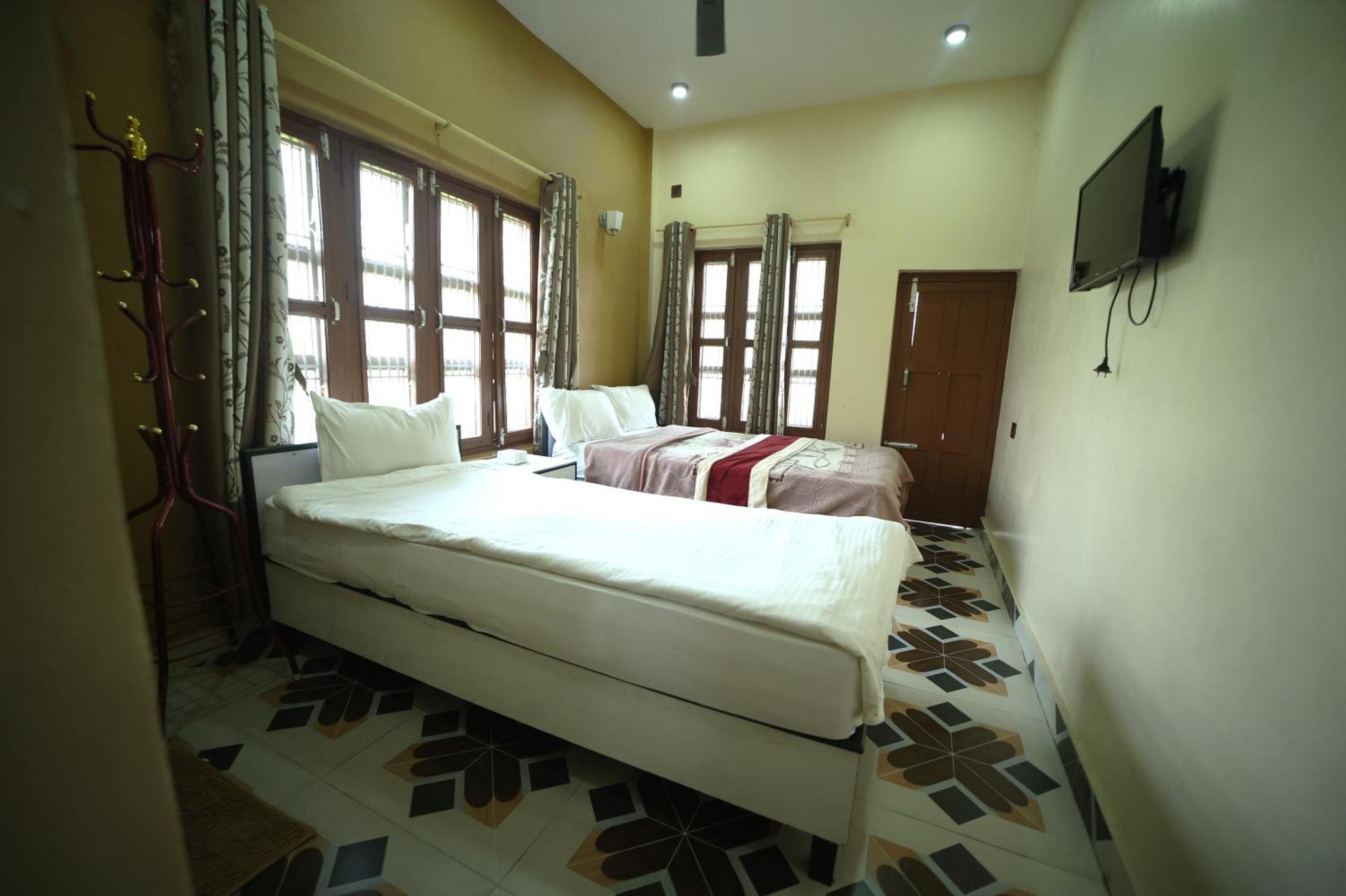 Hotel Flycatcher Chitwan- A Jungle Safari Home Sauraha Exteriér fotografie