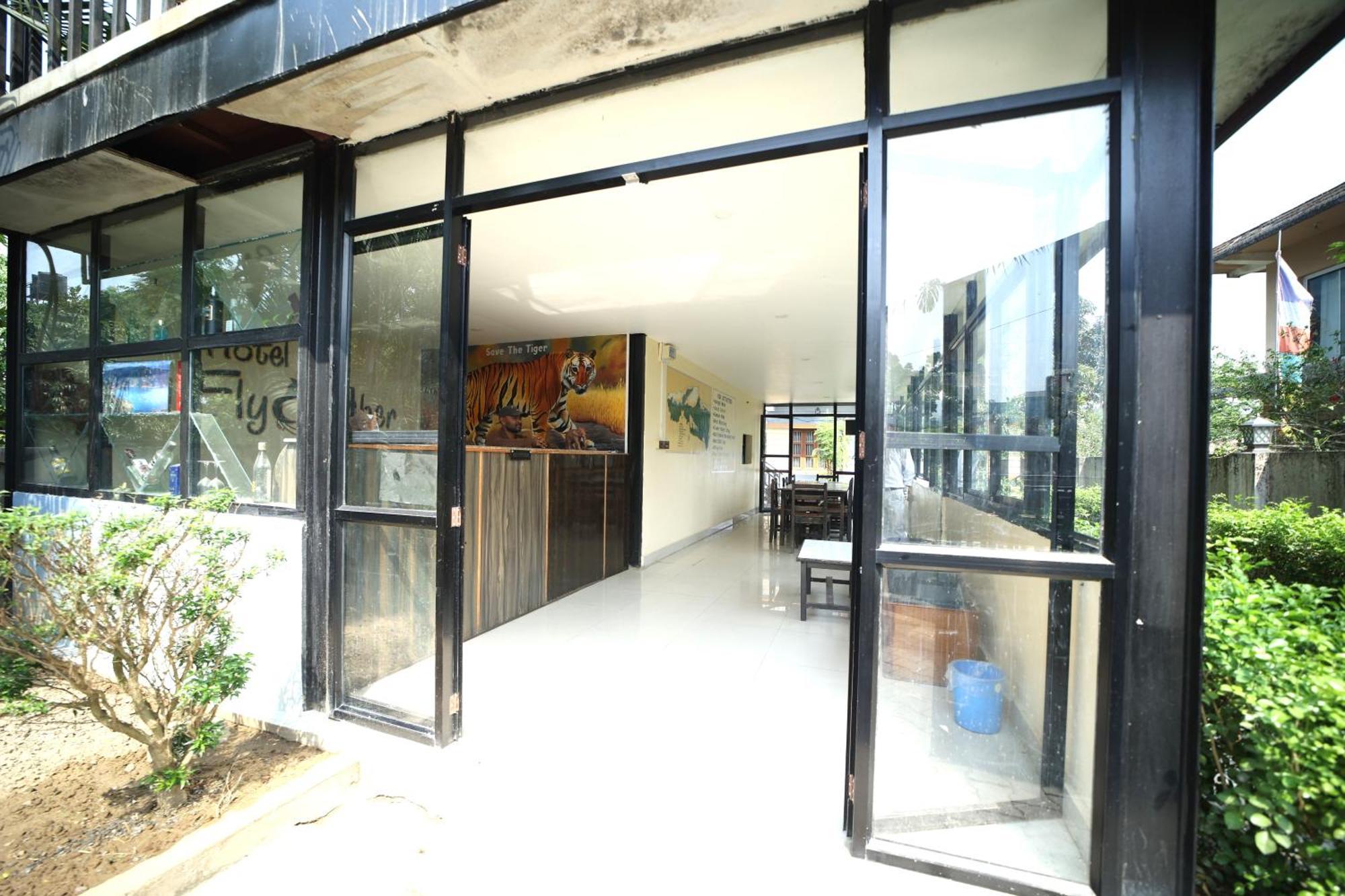 Hotel Flycatcher Chitwan- A Jungle Safari Home Sauraha Exteriér fotografie