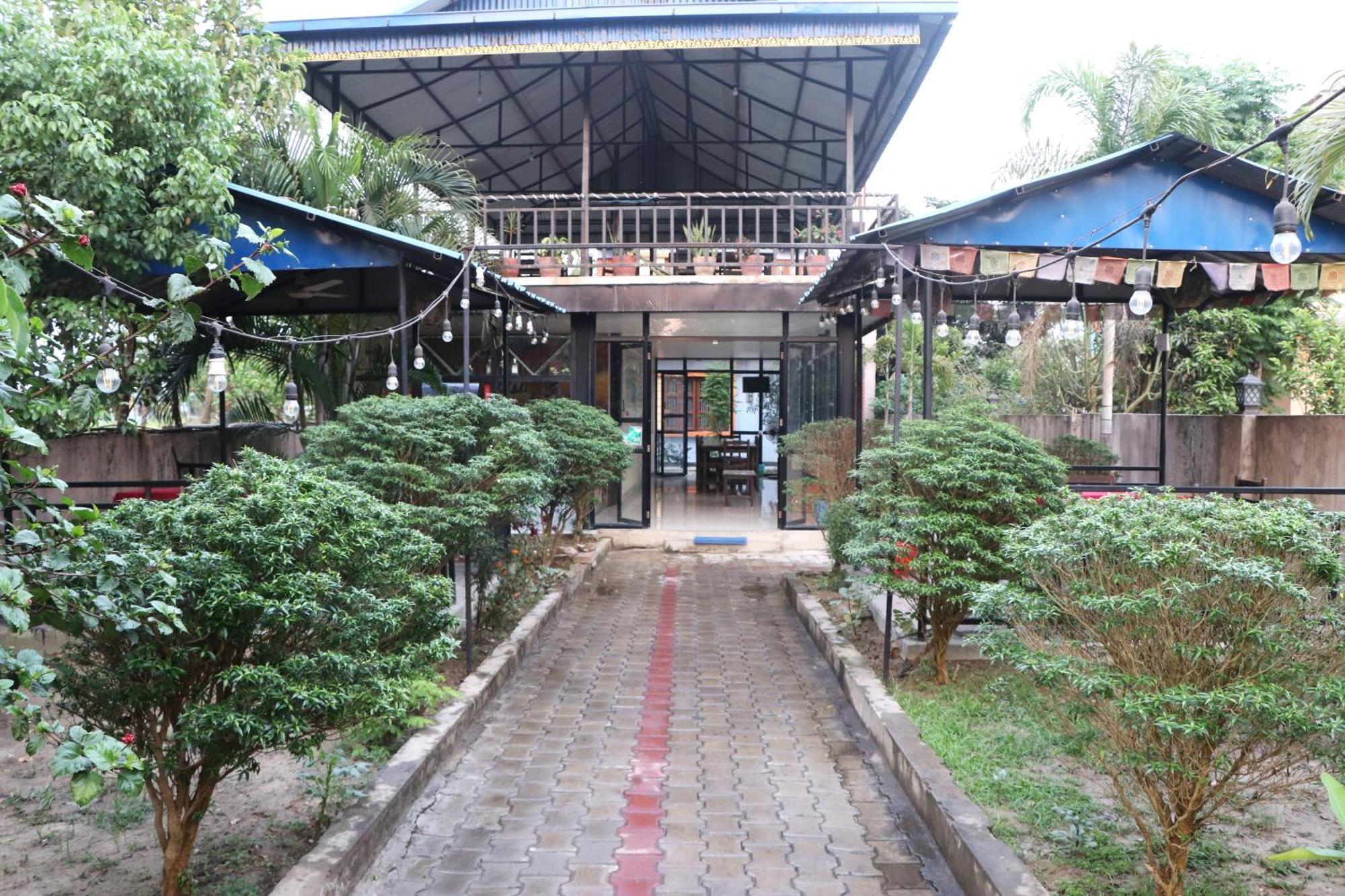 Hotel Flycatcher Chitwan- A Jungle Safari Home Sauraha Exteriér fotografie