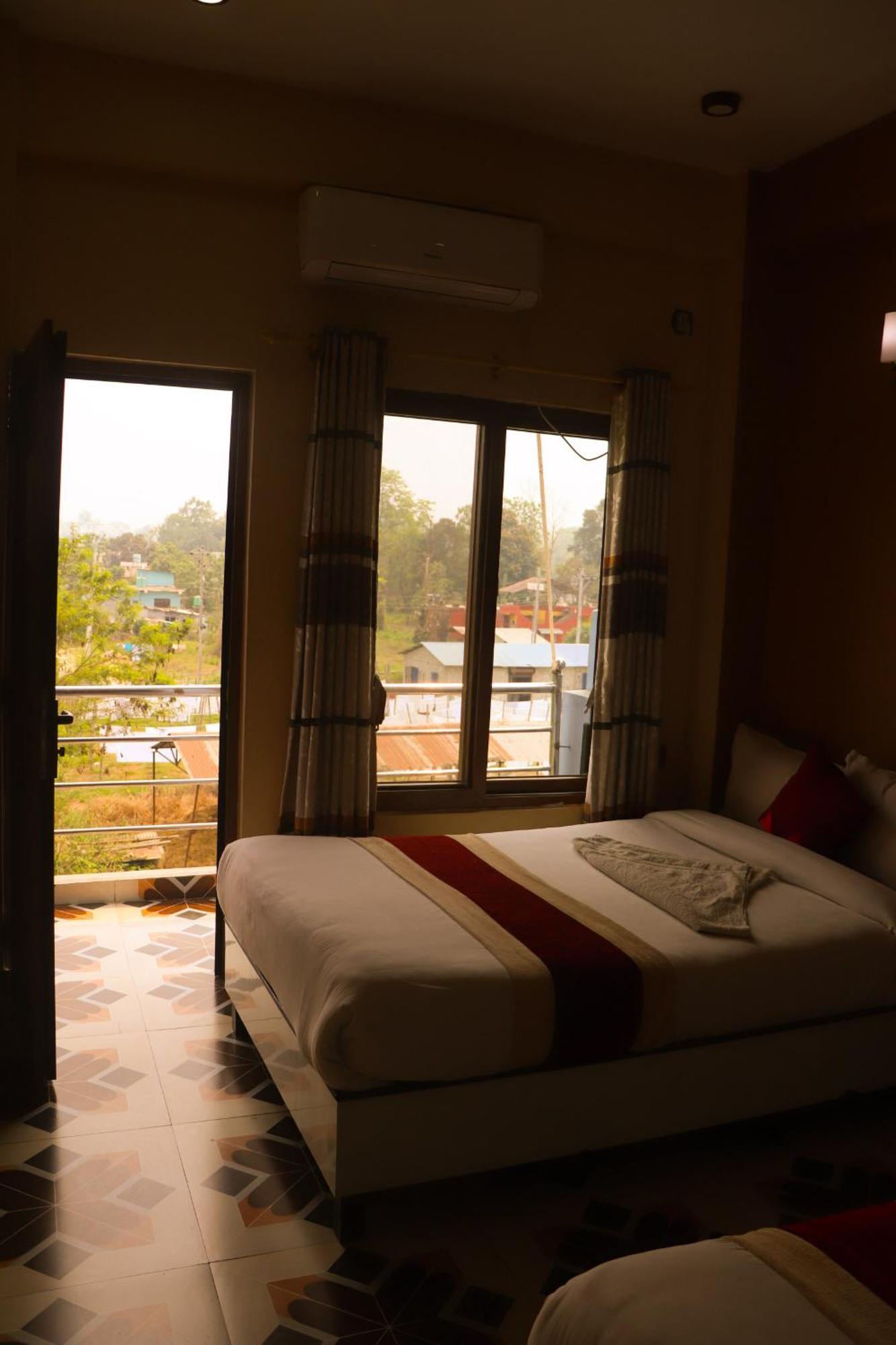 Hotel Flycatcher Chitwan- A Jungle Safari Home Sauraha Exteriér fotografie